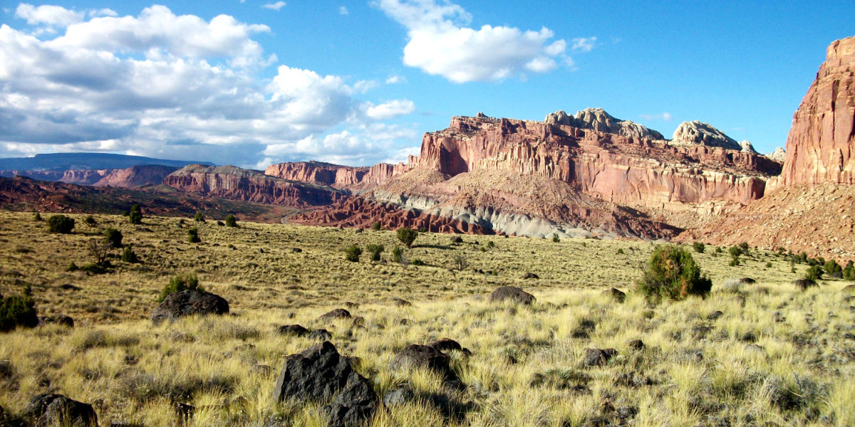 A wide plateau with red cliffs in the background