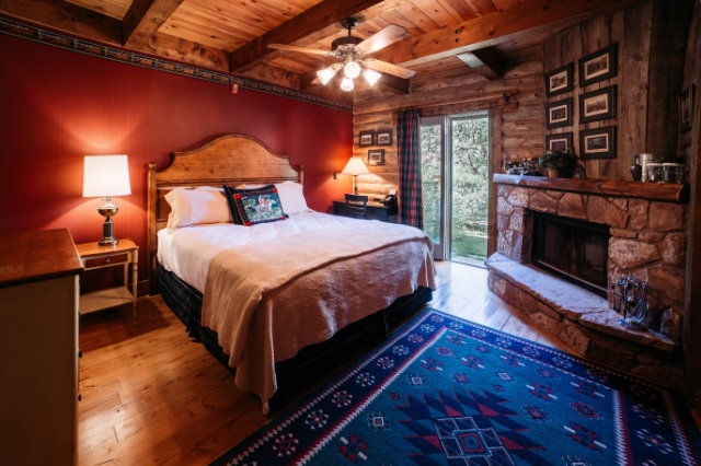 Photo of the Saratoga guest room