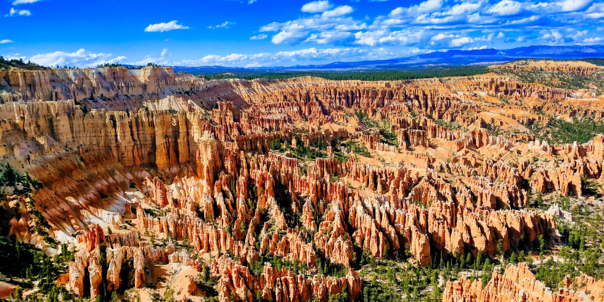 A birds-eye view of the Bryce Canyon ampitheater